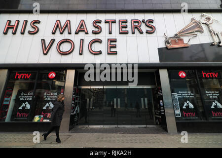 Londra REGNO UNITO. Il 6 febbraio 2019. I pedoni a piedi passato chiusa di HMV flagship store a Oxford Street. Crollo di una catena di musica HMV la sua voce del padrone è stata acquistata dalla ditta canadese Sunrise record che ha battuto la concorrenza inclusi sport Direct proprietario Mike Ashley. I record di sunrise piano per acquistare 100 negozi al di fuori della somministrazione, 1,487 di fissaggio posti di lavoro sebbene 27 negozi sarà vicino, risultante in 455 licenziamenti. Credito: amer ghazzal/Alamy Live News Foto Stock