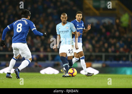 Liverpool, Regno Unito. 06 feb 2019. Fernandinho del Manchester City (c) passa la palla. Premier League, Everton v Manchester City a Goodison Park di Liverpool mercoledì 6 febbraio 2019. Questa immagine può essere utilizzata solo per scopi editoriali. Solo uso editoriale, è richiesta una licenza per uso commerciale. Nessun uso in scommesse, giochi o un singolo giocatore/club/league pubblicazioni. pic da Chris Stading/Andrew Orchard fotografia sportiva/Alamy Live news Credito: Andrew Orchard fotografia sportiva/Alamy Live News Foto Stock