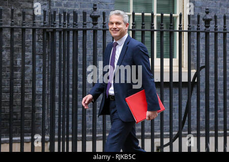 Londra, Regno Unito. 5 febbraio, 2019. Stephen Barclay- Brexit Segretario visto al momento del suo arrivo a Downing Street a frequentare il settimanale riunione del gabinetto. Credito: Dinendra Haria/SOPA Immagini/ZUMA filo/Alamy Live News Foto Stock