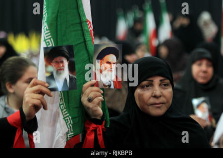 Il 06 febbraio 2019, Libano, Beirut: Sostenitori di Hezbollah, il pro-iraniano islamista libanese partito politico e il gruppo militante, tenere le foto dell Ayatollah Khomeini, ex leader supremo dell'Iran e leader della rivoluzione iraniana del 1979, e l'Iran attuali leader supremo Ayatollah Ali Khamenei, durante un rally in occasione del quarantesimo anniversario del Iraniano rivoluzione islamica che rovesciò Mohammad Reza Pahlavi, l'ultimo Scià dell'Iran. Foto: Marwan Naamani/dpa Foto Stock