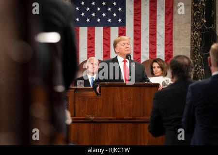 Washington, Stati Uniti d'America. 05 feb 2019. U.S presidente Donald Trump durante il discorso sullo stato dell'Unione come Vice Presidente Mike Pence, sinistra e Speaker Nancy Pelosi guardare il 5 febbraio 2019 a Washington, DC. Credito: Planetpix/Alamy Live News Foto Stock