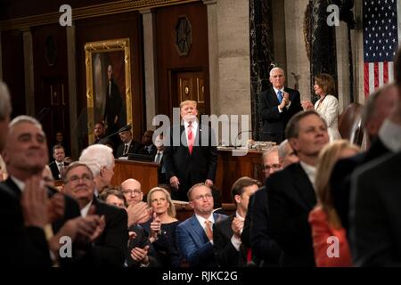 Washington, Stati Uniti d'America. 05 feb 2019. U.S presidente Donald Trump riconosce gli ospiti durante il discorso sullo stato dell'Unione il 5 febbraio 2019 a Washington, DC. Credito: Planetpix/Alamy Live News Foto Stock