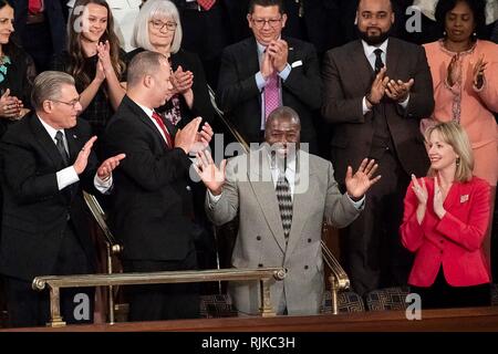 Washington, Stati Uniti d'America. 05 feb 2019. Matthew Charles, un ex carcere detenuto che divenne il primo prigioniero rilasciato come un risultato della prima fase atto, riconosce gli applausi della folla, nel guest gallery dopo essere stato riconosciuto dal presidente Donald Trump durante il discorso sullo stato dell'Unione a una sessione congiunta del Congresso Febbraio 5, 2019 a Washington, DC. Credito: Planetpix/Alamy Live News Foto Stock