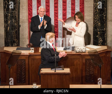 Washington, Stati Uniti d'America. 05 feb 2019. Washington DC, 5 febbraio 2019, USA: presidente Donald Trump J dà il suo secondo stato dell'Unione (SOTU) indirizzo come presidente. Il Presidente della Camera Nancy Pelosi e Vice Presidente Mike Pence sedersi dietro di lui in Campidoglio US Casa di rappresentanti. Altoparlante Pelosi punti su tutte le nuove donne i rappresentanti al congresso dopo Trump acklnowleges loro. Credito: Patsy Lynch/Alamy Live News Foto Stock