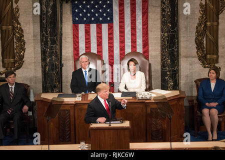 Washington, Stati Uniti d'America. 05 feb 2019. Washington DC, 5 febbraio 2019, USA: presidente Donald Trump J dà il suo secondo stato dell'Unione (SOTU) indirizzo come presidente. Il Presidente della Camera Nancy Pelosi e Vice Presidente Mike Pence sedersi dietro di lui in Campidoglio US Casa di rappresentanti. Credito: Patsy Lynch/Alamy Live News Foto Stock