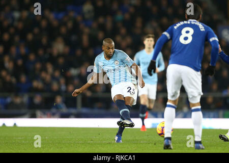 Liverpool, Regno Unito. 06 feb 2019. Fernandinho del Manchester City passa la palla. Premier League, Everton v Manchester City a Goodison Park di Liverpool mercoledì 6 febbraio 2019. Questa immagine può essere utilizzata solo per scopi editoriali. Solo uso editoriale, è richiesta una licenza per uso commerciale. Nessun uso in scommesse, giochi o un singolo giocatore/club/league pubblicazioni. pic da Chris Stading/Andrew Orchard fotografia sportiva/Alamy Live news Credito: Andrew Orchard fotografia sportiva/Alamy Live News Foto Stock