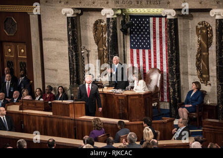 Washington, Stati Uniti d'America. 05 feb 2019. Washington DC, 5 febbraio 2019, USA: presidente Donald Trump J dà il suo secondo stato dell'Unione (SOTU) indirizzo come presidente. Il Presidente della Camera Nancy Pelosi e Vice Presidente Mike Pence sedersi dietro di lui in Campidoglio US Casa di rappresentanti. Credito: Patsy Lynch/Alamy Live News Foto Stock