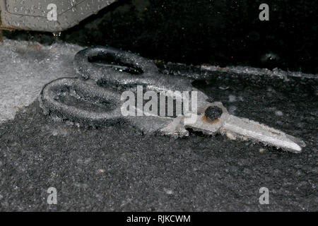 London, Ontario, Canada. Il 6 febbraio, 2019. Le scuole sono state chiuse e il traffico è stato ritardato come temperature di -5 e pioggia rivolta a sud Western Ontario in e pista di pattinaggio sul ghiaccio. Credito: Luca Durda/Alamy Live News Foto Stock