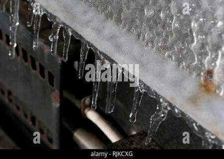 London, Ontario, Canada. Il 6 febbraio, 2019. Le scuole sono state chiuse e il traffico è stato ritardato come temperature di -5 e pioggia rivolta a sud Western Ontario in e pista di pattinaggio sul ghiaccio. Credito: Luca Durda/Alamy Live News Foto Stock