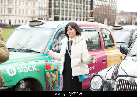 Londra, Regno Unito. Il 6 febbraio, 2019. Tourist in posa durante il London Cab Driver protesta sulla piazza del Parlamento oggi, contro esclusi i taxi dall'busroute lungo Totenham Court Road, che la loro paura è solo l'inizio per un completo divieto di taxi su tutte le linee di autobus nella capitale. Credito: Joe Kuis / Alamy Live News Foto Stock