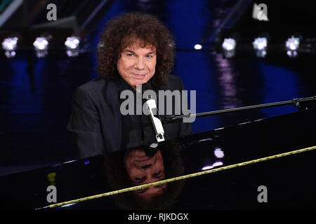 Foto di Matteo Raser/LaPresse 06 Febbraio 2019 Sanremo, Italia Spettacolo Festival di Sanremo 2019, seconda serata nella foto: Cocciante Foto Matteo Raser/LaPresse Febbraio 06th, 2019 Sanremo, Italia Entertainment Festival di Sanremo 2019, seconda serata nella foto: Cocciante Foto Stock