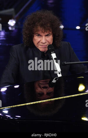 Foto di Matteo Raser/LaPresse 06 Febbraio 2019 Sanremo, Italia Spettacolo Festival di Sanremo 2019, seconda serata nella foto: Cocciante Foto Matteo Raser/LaPresse Febbraio 06th, 2019 Sanremo, Italia Entertainment Festival di Sanremo 2019, seconda serata nella foto: Cocciante Foto Stock