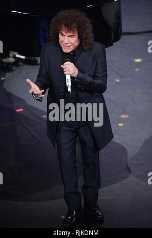 Foto di Matteo Raser/LaPresse 06 Febbraio 2019 Sanremo, Italia Spettacolo Festival di Sanremo 2019, seconda serata nella foto: Cocciante Foto Matteo Raser/LaPresse Febbraio 06th, 2019 Sanremo, Italia Entertainment Festival di Sanremo 2019, seconda serata nella foto: Cocciante Foto Stock