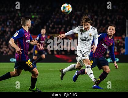 Barcellona, Spagna. 6 febbraio, 2019. Del Real Madrid In Luka Modric 2 (R) in concorrenza con il FC Barcelona è Arthur Melo (1R) durante il re spagnolo's Cup Semifinal prima gamba match tra FC Barcelona e Real Madrid a Barcellona in Spagna il 6 febbraio 2019. La partita si è conclusa con un pareggio. Credito: Joan Gosa/Xinhua/Alamy Live News Foto Stock