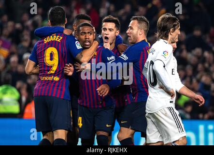 Barcellona, Spagna. 6 febbraio, 2019. FC Barcellona è Malcom (3 L) celebra il suo punteggio con i compagni di squadra durante il re spagnolo's Cup Semifinal prima gamba match tra FC Barcelona e Real Madrid a Barcellona in Spagna il 6 febbraio 2019. La partita si è conclusa con un pareggio. Credito: Joan Gosa/Xinhua/Alamy Live News Foto Stock