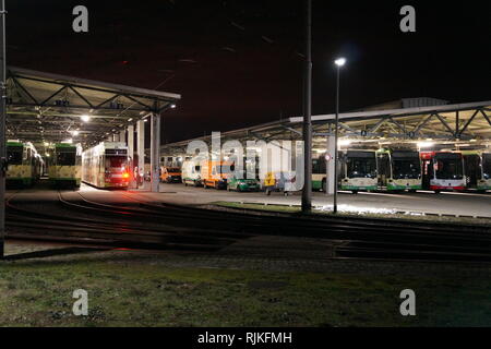 Nel Land di Brandeburgo, in Germania. 07 febbraio 2019, Brandeburgo, Brandenburg/Havel: gli autobus e i tram si trovano nel deposito del Verkehrsbetriebe Brandenburg an der Havel. Dopo Francoforte (Oder) e Cottbus, i bus e i macchinisti in Brandeburgo/Havel anche andare a colpire il giovedì mattina. Dalle 3.30 di mattina a circa 9.00, molti autobus e tram delle aziende municipali di trasporto verrà spento. Secondo l'Unione, le società di trasporti dovrebbe tornare normale durante la mattina. ociation Br Credito: dpa picture alliance/Alamy Live News Foto Stock