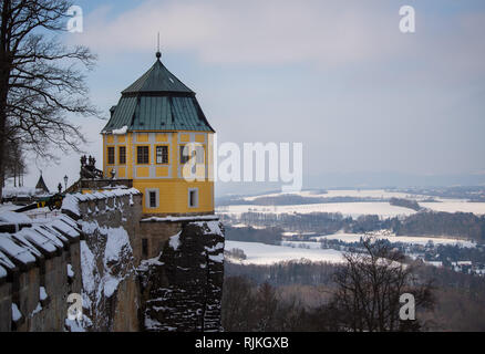 Il 06 febbraio 2019, in Sassonia, Königstein: le mura della fortezza Königstein con il fridrichsburg sono coperti di neve. Foto: Monika Skolimowska/dpa-Zentralbild/dpa Foto Stock