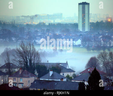 Glasgow, Scotland, Regno Unito 7th, febbraio 2019 UK Meteo: temperature di congelamento ha visto terra della nebbia nel west end della città nei dintorni e i verdi di Knightswood campo da golf erano fumatori nell'alba che era nascosta dietro le nuvole. Credito traghetto Gerard/Alamy Live News Foto Stock