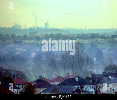 Glasgow, Scotland, Regno Unito 7th, febbraio 2019 UK Meteo: temperature di congelamento ha visto terra della nebbia nel west end della città nei dintorni e i verdi di Knightswood campo da golf erano fumatori nell'alba che era nascosta dietro le nuvole. Credito traghetto Gerard/Alamy Live News Foto Stock