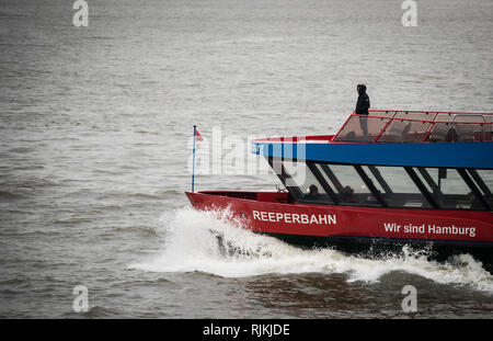 Amburgo, Germania. 07 feb 2019. Un uomo si erge su un deck di visualizzazione di un traghetto porto durante una pioggia di viaggio attraverso il Fiume Elba. Credito: Christian Charisius/dpa/Alamy Live News Foto Stock