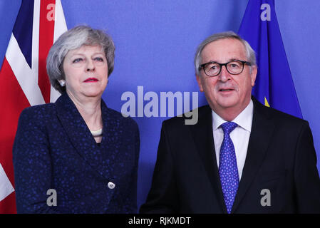 Bruxelles, Belgio. 7 febbraio, 2019. Il Primo Ministro inglese Theresa Maggio (L) si incontra con il Presidente della Commissione Europea Jean Claude Juncker a Bruxelles, Belgio, Febbraio 7, 2019. Credito: Zheng Huansong/Xinhua/Alamy Live News Foto Stock