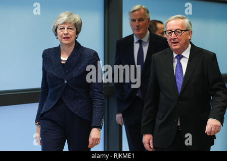 Bruxelles, Belgio. 7 febbraio, 2019. Il Primo Ministro inglese Theresa Maggio (1L) Passeggiate con il Presidente della Commissione Europea Jean Claude Juncker (1R) e dell'Unione europea capo negoziatore Brexit Michel Barnier (C) a Bruxelles, Belgio, Febbraio 7, 2019. Credito: Zheng Huansong/Xinhua/Alamy Live News Foto Stock