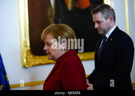 Bratislava, Slovacchia. 7 febbraio, 2019. Il cancelliere della Germania, Angela Merkel (L) visto con il Primo ministro della Slovacchia, Pietro Pellegrini durante il del gruppo di Visegrad Germania summit al castello di Bratislava. Il tema principale del vertice è la preparazione della nuova Unione europea Quadro finanziario pluriennale per il periodo 2021-2027, le prossime elezioni per il Parlamento europeo e il futuro dell'UE. Credito: Omar Marques/SOPA Immagini/ZUMA filo/Alamy Live News Foto Stock