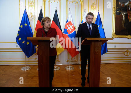 Bratislava, Slovacchia. 7 febbraio, 2019. Il cancelliere della Germania, Angela Merkel (L) visto con il Primo ministro della Slovacchia, Pietro Pellegrini durante il del gruppo di Visegrad Germania summit al castello di Bratislava. Il tema principale del vertice è la preparazione della nuova Unione europea Quadro finanziario pluriennale per il periodo 2021-2027, le prossime elezioni per il Parlamento europeo e il futuro dell'UE. Credito: Omar Marques/SOPA Immagini/ZUMA filo/Alamy Live News Foto Stock