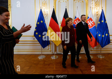 Bratislava, Slovacchia. 7 febbraio, 2019. Il cancelliere della Germania, Angela Merkel (L) visto con il Primo ministro della Slovacchia, Pietro Pellegrini durante il del gruppo di Visegrad Germania summit al castello di Bratislava. Il tema principale del vertice è la preparazione della nuova Unione europea Quadro finanziario pluriennale per il periodo 2021-2027, le prossime elezioni per il Parlamento europeo e il futuro dell'UE. Credito: Omar Marques/SOPA Immagini/ZUMA filo/Alamy Live News Foto Stock