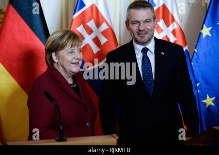 Bratislava, Slovacchia. 7 febbraio, 2019. Il cancelliere della Germania, Angela Merkel (L) visto con il Primo ministro della Slovacchia, Pietro Pellegrini durante il del gruppo di Visegrad Germania summit al castello di Bratislava. Il tema principale del vertice è la preparazione della nuova Unione europea Quadro finanziario pluriennale per il periodo 2021-2027, le prossime elezioni per il Parlamento europeo e il futuro dell'UE. Credito: Omar Marques/SOPA Immagini/ZUMA filo/Alamy Live News Foto Stock
