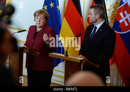 Bratislava, Slovacchia. 7 febbraio, 2019. Il cancelliere della Germania, Angela Merkel (L) visto con il Primo ministro della Slovacchia, Pietro Pellegrini durante il del gruppo di Visegrad Germania summit al castello di Bratislava. Il tema principale del vertice è la preparazione della nuova Unione europea Quadro finanziario pluriennale per il periodo 2021-2027, le prossime elezioni per il Parlamento europeo e il futuro dell'UE. Credito: Omar Marques/SOPA Immagini/ZUMA filo/Alamy Live News Foto Stock
