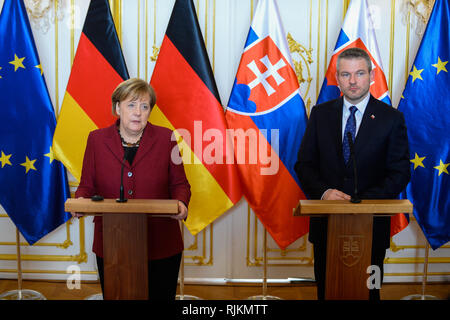 Bratislava, Slovacchia. 7 febbraio, 2019. Il cancelliere della Germania, Angela Merkel (L) visto con il Primo ministro della Slovacchia, Pietro Pellegrini durante il del gruppo di Visegrad Germania summit al castello di Bratislava. Il tema principale del vertice è la preparazione della nuova Unione europea Quadro finanziario pluriennale per il periodo 2021-2027, le prossime elezioni per il Parlamento europeo e il futuro dell'UE. Credito: Omar Marques/SOPA Immagini/ZUMA filo/Alamy Live News Foto Stock