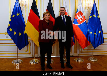 Bratislava, Slovacchia. 7 febbraio, 2019. Il cancelliere della Germania, Angela Merkel (L) visto stringono le mani con il Primo ministro della Slovacchia, Pietro Pellegrini durante il gruppo di Visegrad Germania summit al castello di Bratislava. Il tema principale del vertice è la preparazione della nuova Unione europea Quadro finanziario pluriennale per il periodo 2021-2027, le prossime elezioni per il Parlamento europeo e il futuro dell'UE. Credito: Omar Marques/SOPA Immagini/ZUMA filo/Alamy Live News Foto Stock
