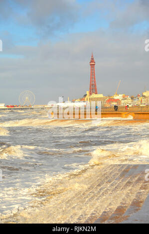 Blackpool, Regno Unito. 7 febbraio 2019. Una combinazione di forti venti e un alta marea prodotto spettacolare mare a Blackpool. Kev Walsh/ Alamy Live News Foto Stock