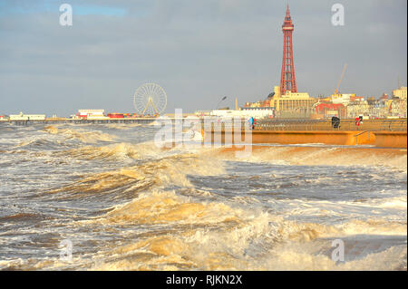 Blackpool, Regno Unito. 7 febbraio 2019. Una combinazione di forti venti e un alta marea prodotto spettacolare mare a Blackpool. Kev Walsh/ Alamy Live News Foto Stock