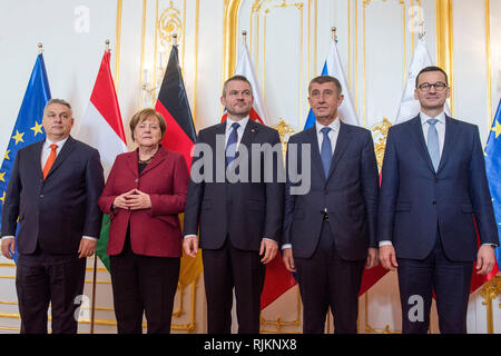 Bratislava, Slovacchia. 07 feb 2019. L-R Primo Ministro ungherese Viktor Orban, il Cancelliere tedesco Angela Merkel, Primo ministro slovacco Peter Pellegrini, Primo Ministro ceco Andrej Babis e il Primo Ministro polacco Mateusz Morawiecki sono visti durante un incontro dei primi ministri di Visegrad quattro (V4) paesi (Repubblica Ceca, Ungheria, Polonia e Slovacchia) con il Cancelliere tedesco, a Bratislava, in Slovacchia, il 7 febbraio 2019. Credito: Martin Mikula/CTK foto/Alamy Live News Foto Stock