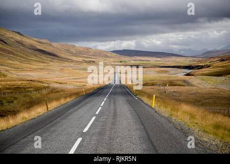 Infinite lunga strada diritta nell'Islanda Orientale Foto Stock