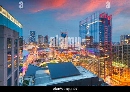 Nashville, Tennessee, Stati Uniti d'America downtown cityscape vista sul tetto al tramonto. Foto Stock