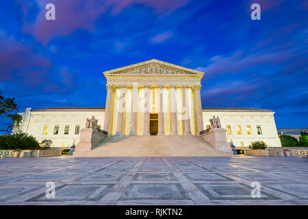 La Corte suprema degli Stati Uniti edificio al crepuscolo in Washington DC, Stati Uniti d'America. Foto Stock