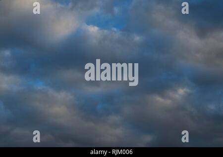 Nuvole vicino al tramonto a San Rafael, CA, tendono ad avere una profonda punti di luce e ombre. Foto Stock