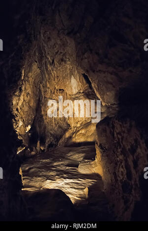 Bozkov dolomite grotte sono il più lungo sistema di grotte della Repubblica ceca che si è creata in Dolomiti. Paesaggio, flowstone Foto Stock