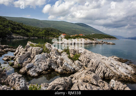 Il bellissimo borgo di Bjelila, e l isolotto di Skolj su Boka Kotorska, Montenegro Foto Stock