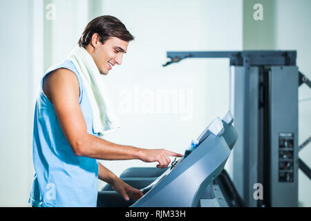 Uomo felice esercizio in palestra Foto Stock