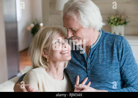 In prossimità della coppia di mezza età in amore Foto Stock