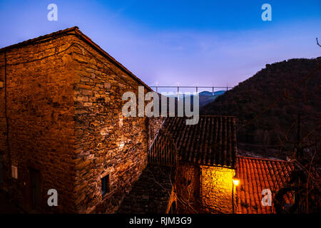 Vista del viadotto di Millau sulla A-75 autostrada durante il tramonto dal villaggio di Peyre dall'elenco di Les Plus Beaux Villages di Francia Europa Foto Stock