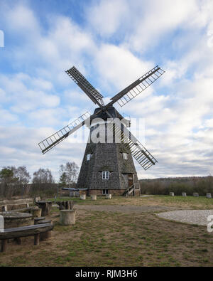 Tradizionale mulino a vento olandese in Benz, sull'isola di Usedom, Meclemburgo-Pomerania, Germania Foto Stock