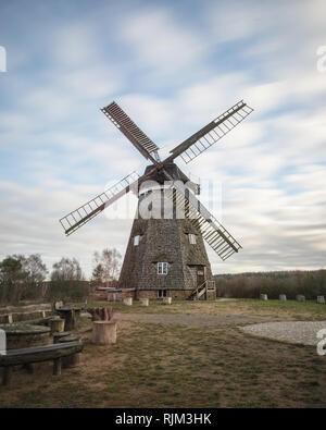 Tradizionale mulino a vento olandese in Benz, sull'isola di Usedom, Meclemburgo-Pomerania, Germania Foto Stock