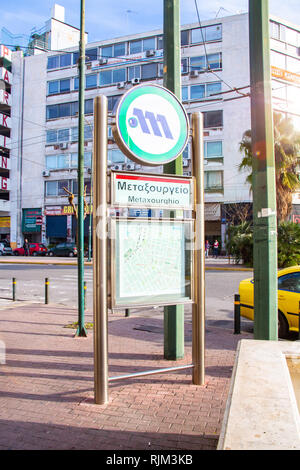 Un segno indica l'ingresso Metaxourgeio la stazione della metropolitana di Atene, Grecia Foto Stock