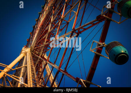 La grande ruota/ruota panoramica Ferris, con cielo blu Foto Stock
