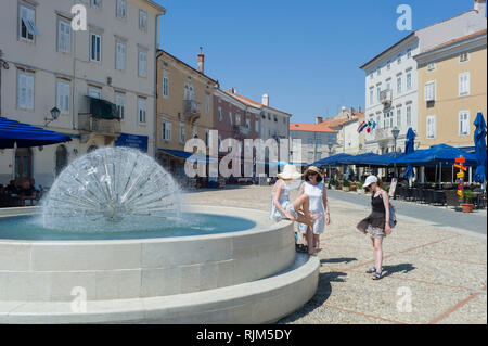 Il raffreddamento in un giorno caldo nella fontana nella città di Cherso, isola di Cres, Croazia Foto Stock